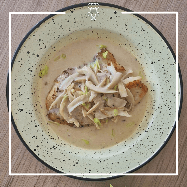 Tilapia en Salsa de Coco con Orellanas